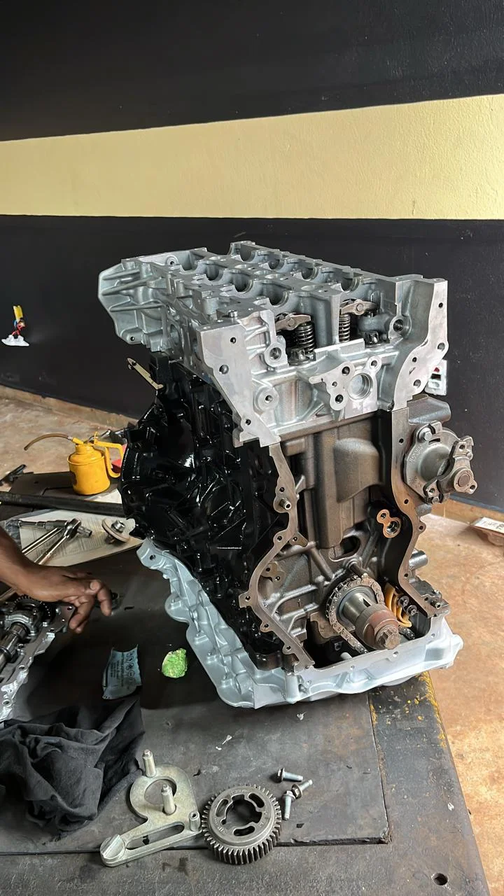 Motor diesel montado na bancada da oficina MF Diesel em Pitangueiras