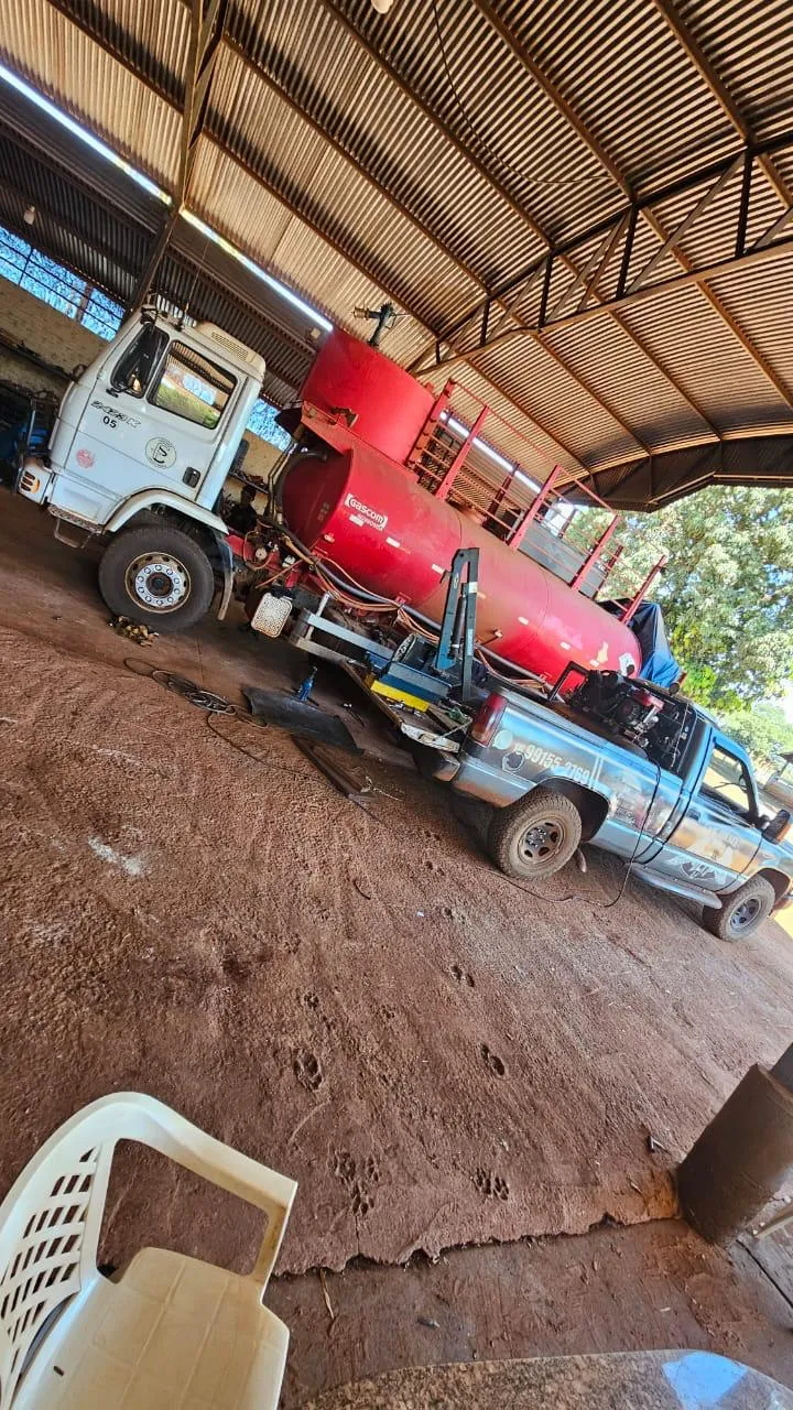 Caminhão em manutenção na oficina mecânica diesel da MF Diesel